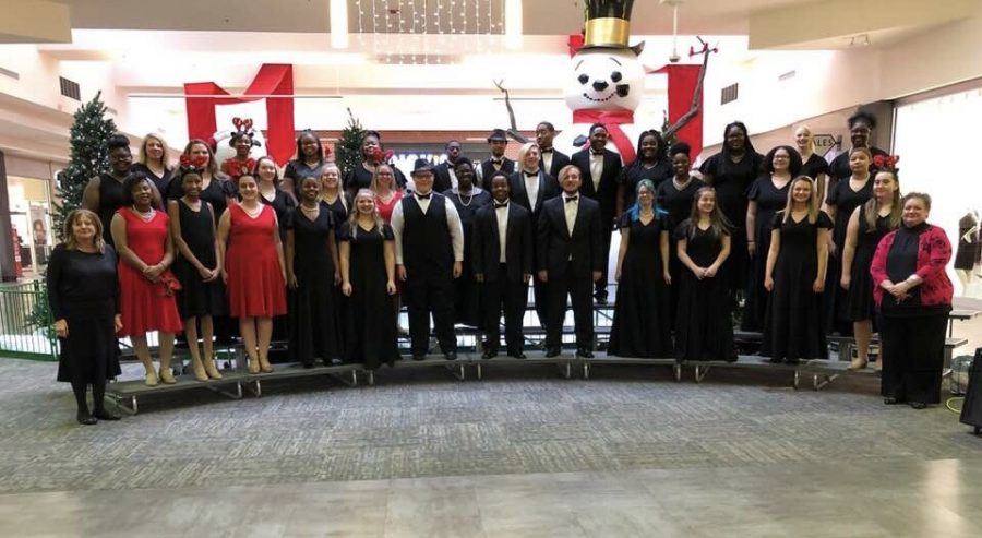 Symphonic choir performs at Macomb mall