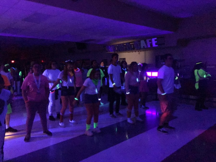 RHS+students+filling+up+the+dance+floor+at+Glowcoming+with+black+lights+and+glow+sticks+shining+all+over.